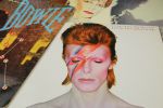 David Bowie har blivit... ett varumärke inom Warner Music